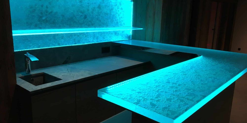Rénover avec style : pourquoi choisir un comptoir en verre ThinkGlass pour votre cuisine ou salle de bain
