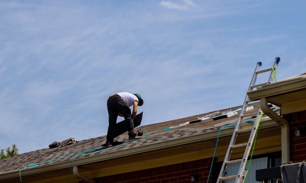 Réfection de toiture : pourquoi confier les travaux à un couvreur professionnel ?