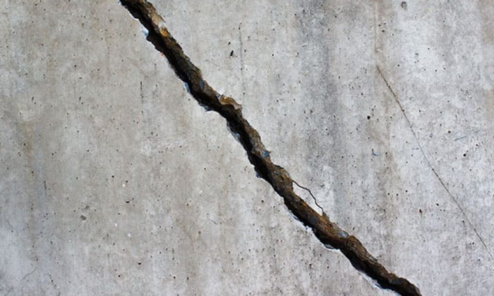 Une fissure sur un mur – colmater ou s’inquiéter ?