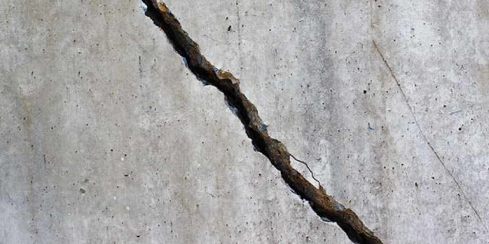 Une fissure sur un mur – colmater ou s’inquiéter ?