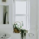 Salle de bain moderne rénovée à Montréal avec douche italienne et vanité flottante